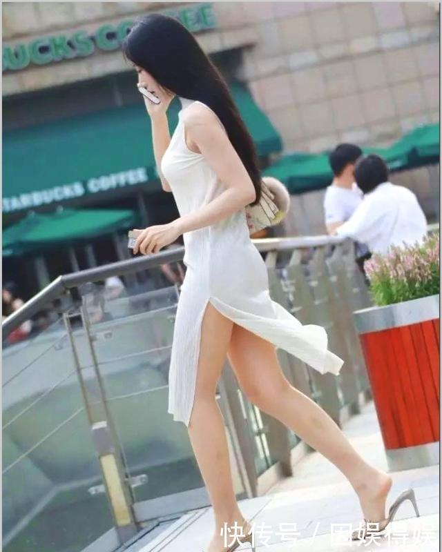 『 美女』一件时尚连衣裙,穿出迷人曲线,街拍:身材苗条的美女