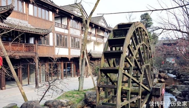 一座2000多年的村西古镇，里面古榕树树冠20余米宽，美食也不少！