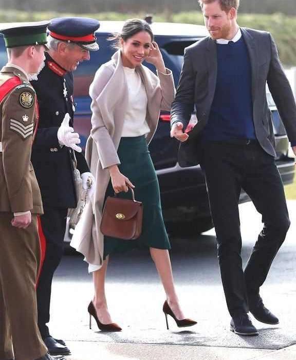 梅根一改往日奢华风, 穿起了低调平价的品牌, 学习凯特够聪明!