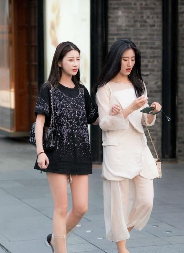  「蕾丝」路人街拍，美女十分养眼，穿黑色蕾丝背心，凸显好身材