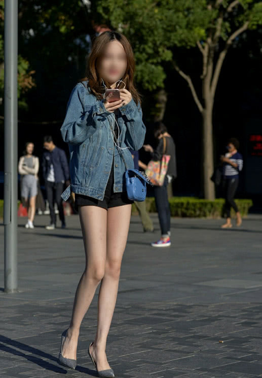 气质小姐姐穿着黑色短裤搭配银色高跟鞋，逆天的大腿腿很吸睛