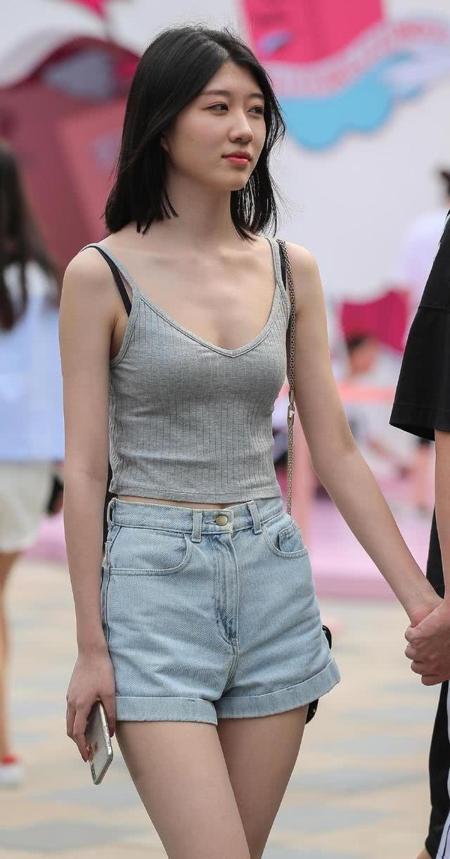 炎热的夏季，这样穿热裤的小姐姐看着都清凉！