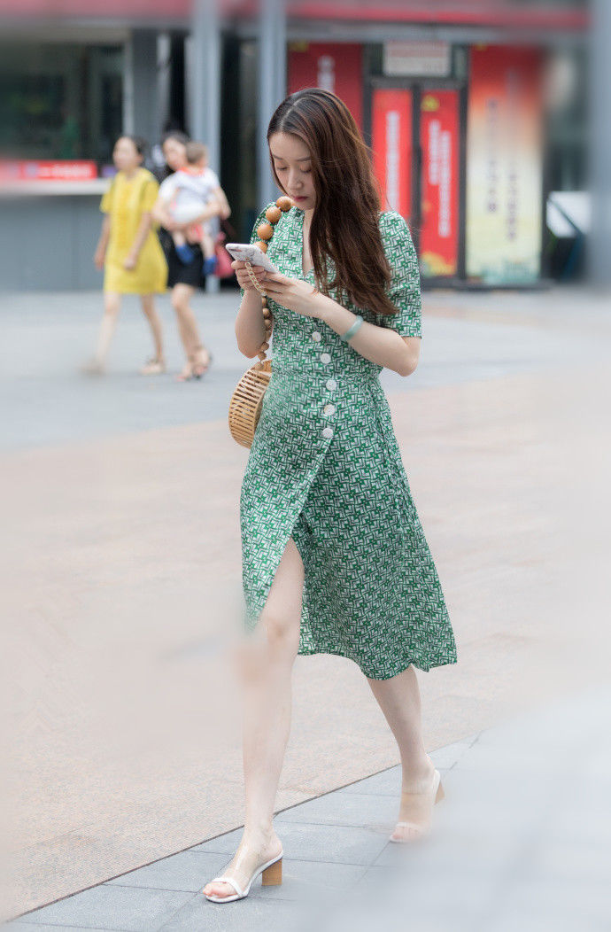 重庆街拍，精致的妆容与随性简洁的色调搭配，充满别样的优雅美