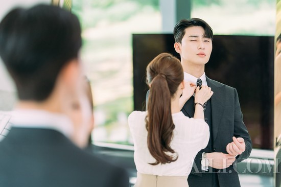 世界杯闭幕可以继续追剧了 金秘书的马尾有点美