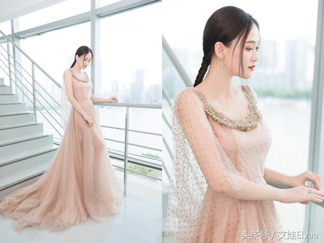 39岁无人敢娶，陈乔恩度假穿衬衫连衣裙颜值爆表，脚上文字很抢镜