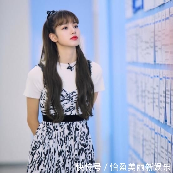  「服装在颜色」Lisa精致叠穿新时尚，白色T恤搭配黑白豹纹裙，尽显可爱俏皮