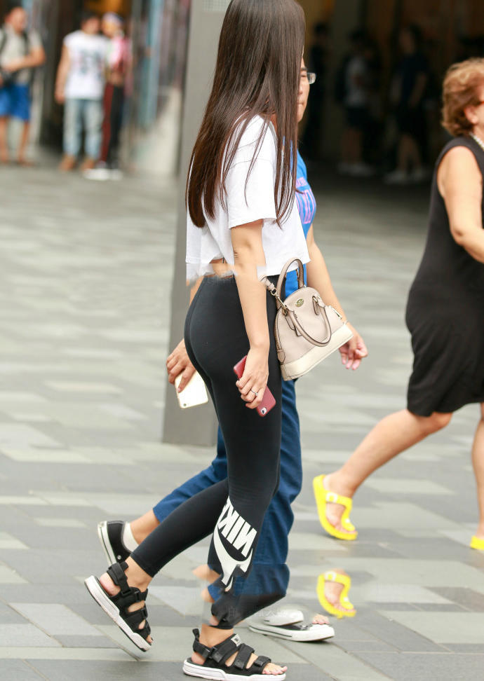 长发小姐姐紧身裤翘臀浑圆，丰腴的大象腿很有力量，身边闺蜜直接