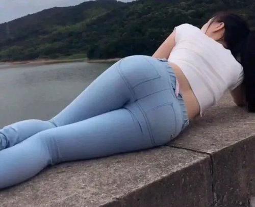 弹力贴合牛仔裤美女，现“麻杆腿”，网友：放大后更美！
