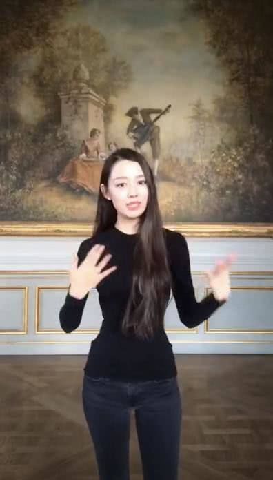  「视频」吉娜国外录视频教德语，一身简约造型，却难遮好身材