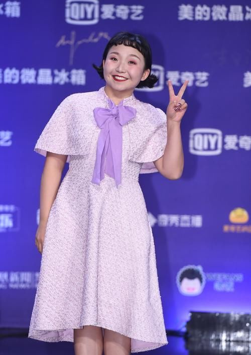  「洋子」辣目洋子没颜值没身材，却靠气质涨人气，紫色裙穿出少女魅力