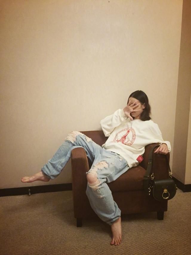宋佳赤足斜坐沙发，爱你的小脚丫