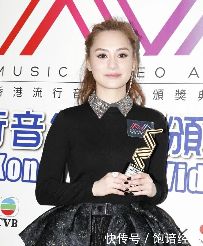 『 看起来』身材纤瘦保持28岁,阿娇没挡住发福!,阿Sa天生基因不衰老