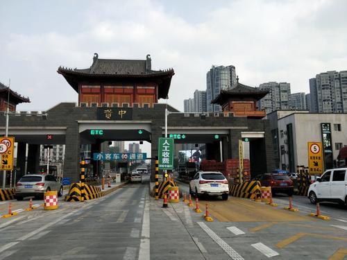 非ETC车辆误入ETC车道怎么办？2个解决方法