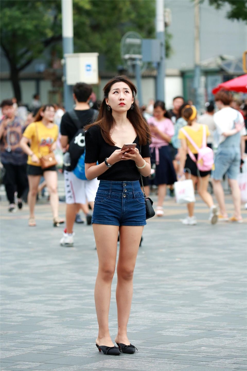 美女左顾右盼的再找谁