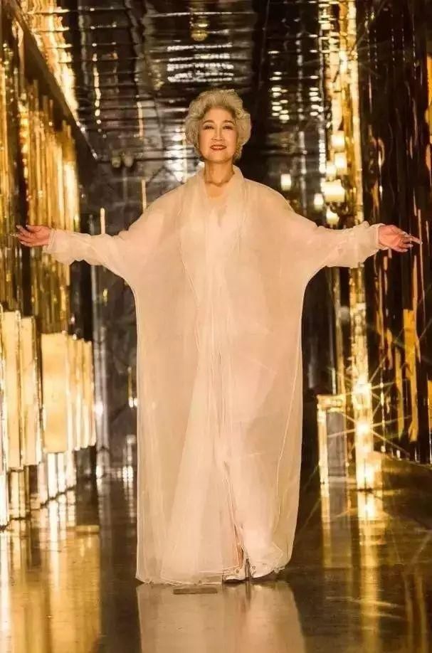  时装周：69岁成为世界旅游小姐选美冠军，惊艳纽约国际时装周，美不分年龄