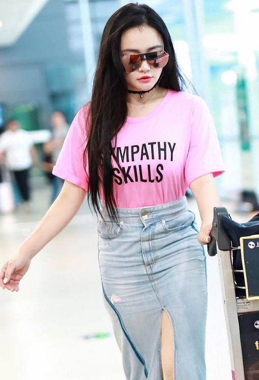 冉莹颖太敢穿！开到大腿根的设计竟在裙子正面，网友：真不安分