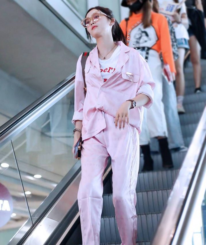 能把睡衣穿得这么好看的只有她了,网友:人长得好看穿啥都好看!