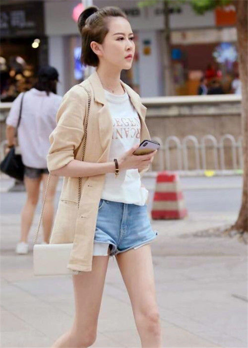 衬衣:街拍:黑色露肩衬衣美女,透出神秘的朦胧美感