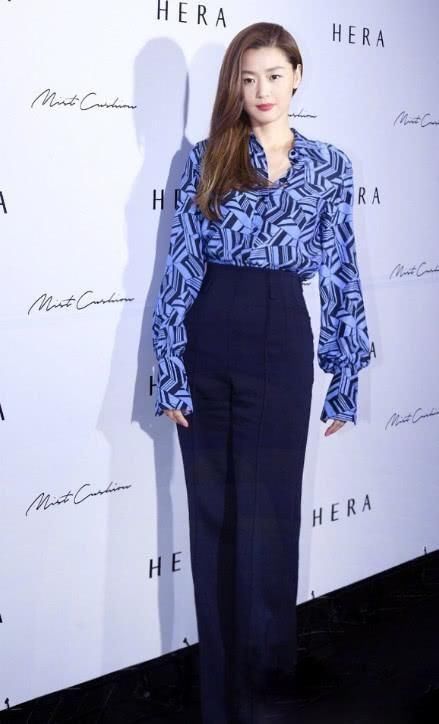 全智贤穿阔腿裤，超显腿长，网友:这胯部真心有点宽!