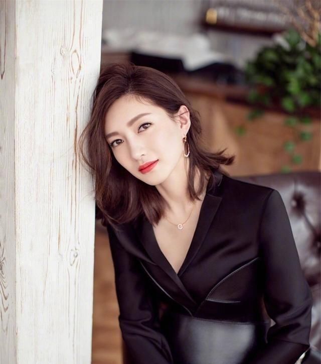  女人：上了年纪的女人,尽量这样弄发型,显年轻还拉高气质!