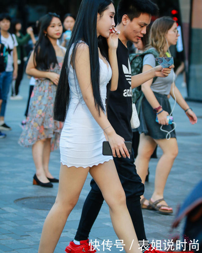 气质小姐姐白色紧身裙勾勒完美线条，做自己的女王