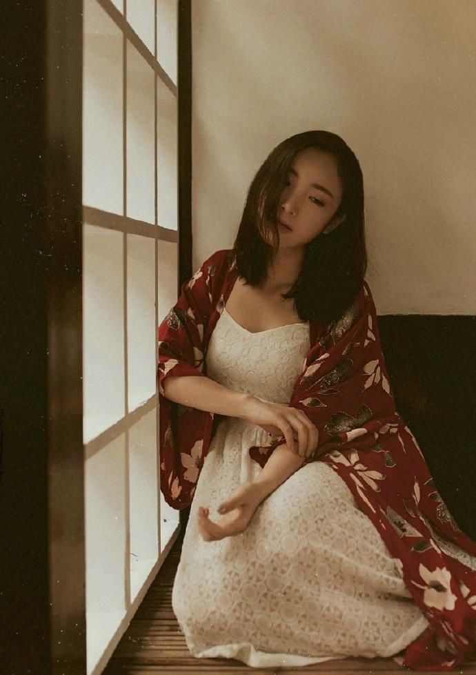 丰满大胸美女忧郁性感撩人写真图片