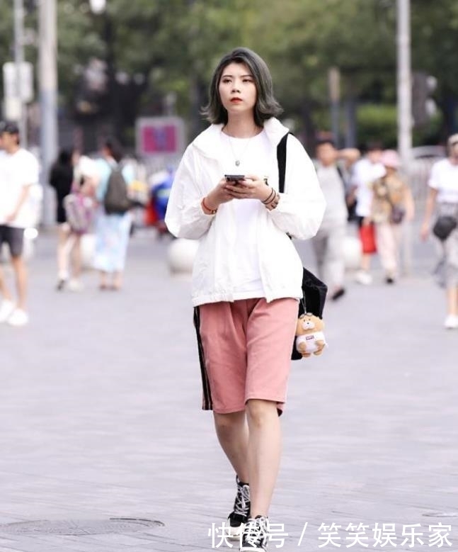  「气质」美女街拍穿搭靓丽的小姐姐，气质紧身裙，彰显出曼妙身材