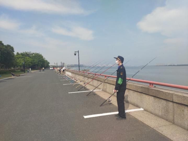  「每人」每人不超过5根钓竿，钱塘江边新设一处垂钓区，“五一”期间试运行