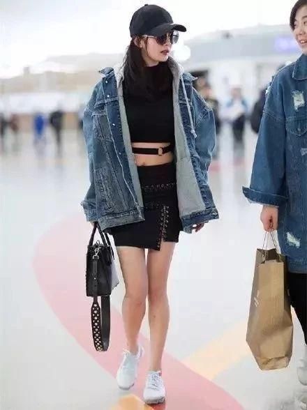 杨幂最近啥都敢穿！上衣高腰下衣超短裙，硬是比国外妹子高出一截