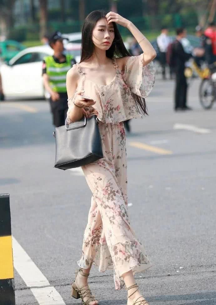 街拍：穿着裙子性感身姿的小姐姐，高挑靓丽气质迷人个性！