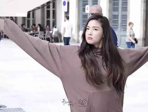 佟丽娅全智贤撞衫,全智贤穿出了大牌的感觉,佟丽娅却很接地气!