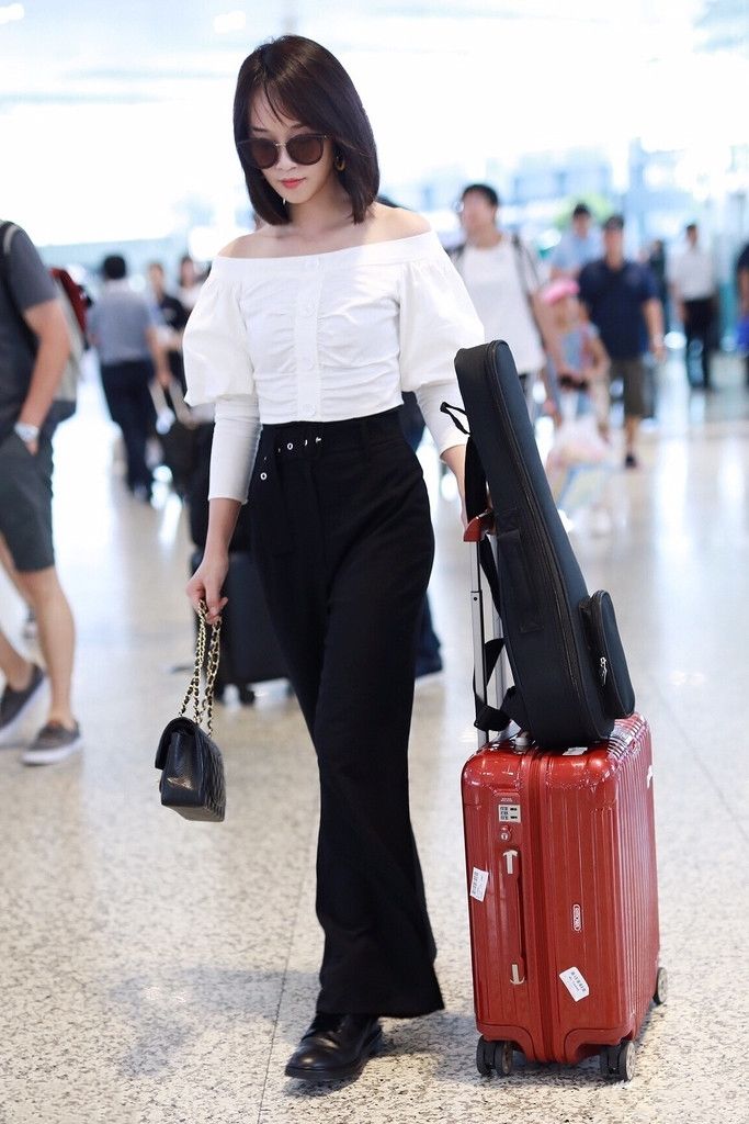 盈莹现身机场，举手投足散发女人味，秀香肩长腿女人味十足