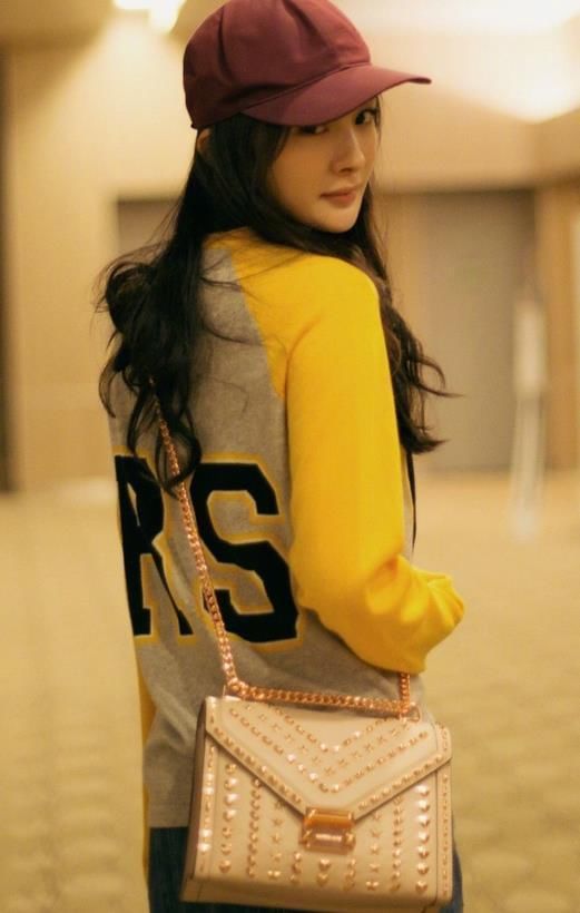 杨幂机场照挑战休闲风太成功，杨幂潇洒十足一转身裙子亮了