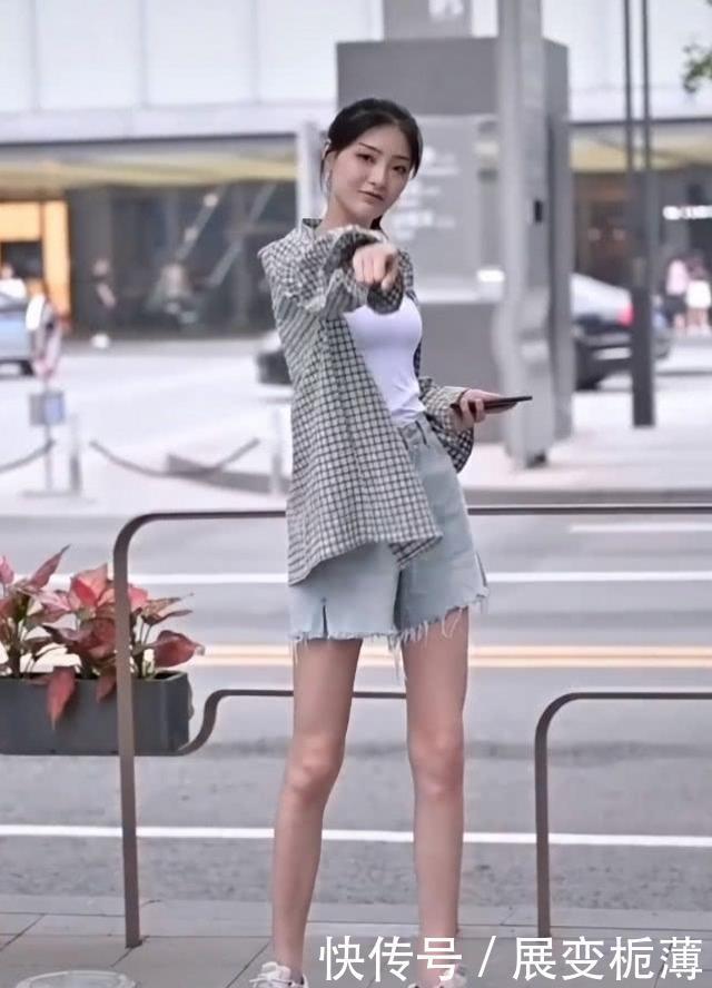  【针织】路人街拍，姑娘温婉迷人，穿米白色的针织打底衫，魅力显露无遗