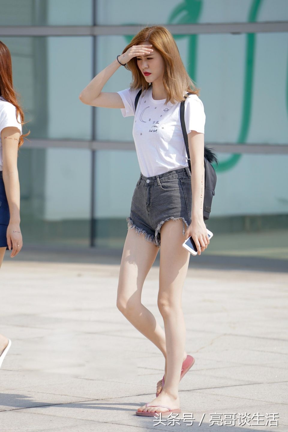 夏天一到，美女们个个靓丽，最后一张腿好白