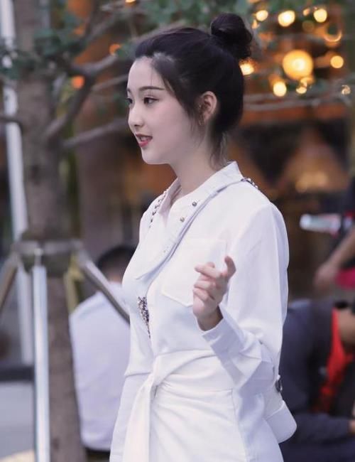  「清新」街拍：天生丽质的美女，一件白色的连衣裙，时尚清新靓丽美