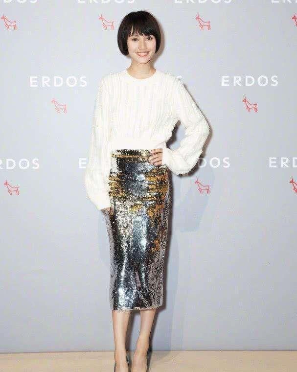 袁泉衣品太好，这条小黑裙再穿二十年都不过时，关键还有这小心机