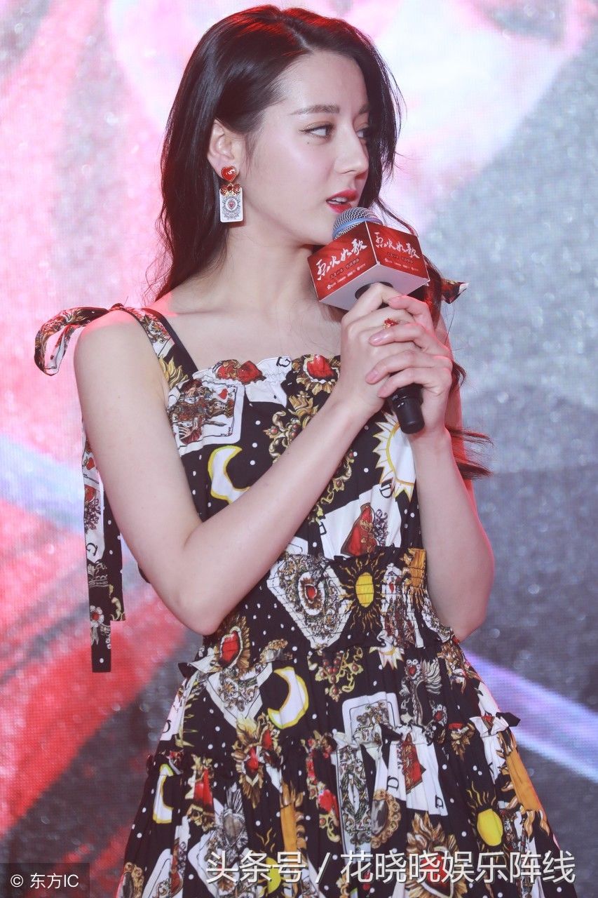 迪丽热巴穿短裙亮相时网友炸锅，纷纷表示:再吃就胖成大妈了!