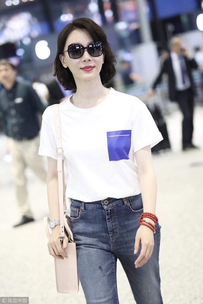 陈数短发精致涂红唇散发“大女人”气场  穿简单白T搭牛仔九分裤