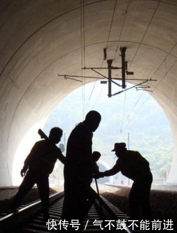  #高铁#一个职业到了印度是这样跑偏的：在中国是养路员，在印度