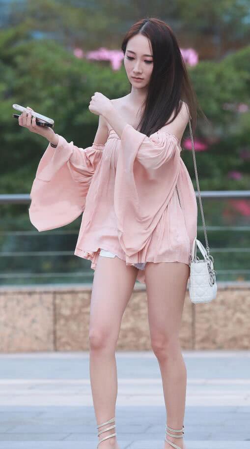 时尚小姐姐嫩粉色一字肩刚刚盖过臀部，让人好奇下边到底穿没穿裤