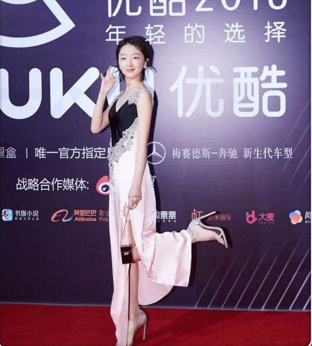 周冬雨穿人字拖鞋,原来这么矮!之前走红毯全靠高跟鞋撑场面!