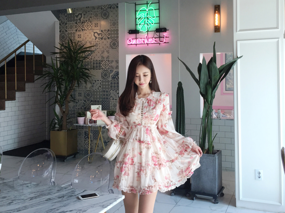 女神孙允珠，鸢红斛叶法兰西花亭层叠洋裙