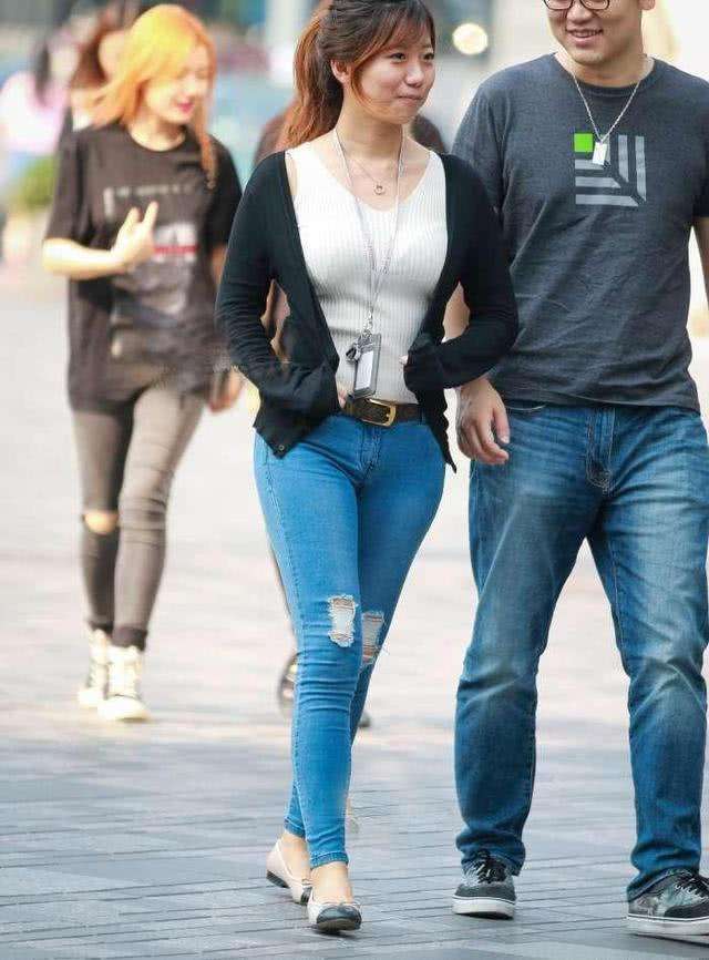 街拍：白色的简洁遇上黑色的神秘, 小姐姐却没穿出味?