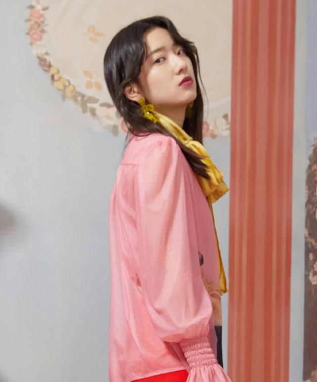  #蝴蝶结#靠着这件蝴蝶结衬衫，找回了女人味