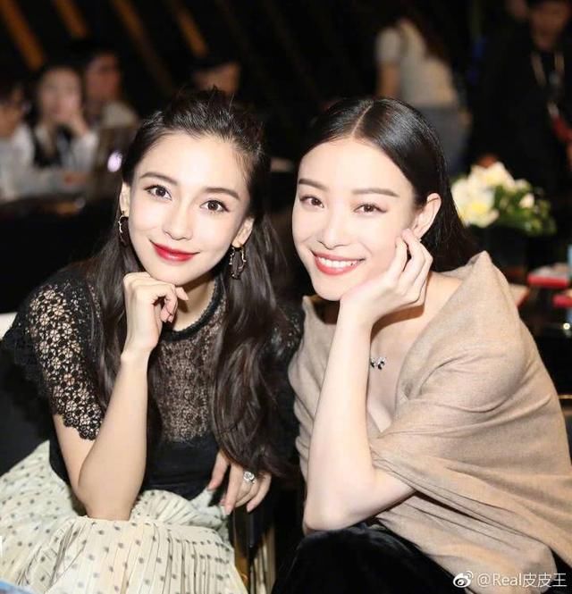 倪妮穿吊带黑礼服气质优雅，和杨幂Baby玩自拍尽显高级脸