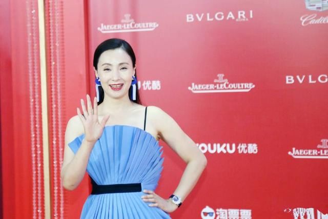 女星红毯争艳,姚晨大气,秦海璐优雅,却都不及她大胆的白裙吸睛