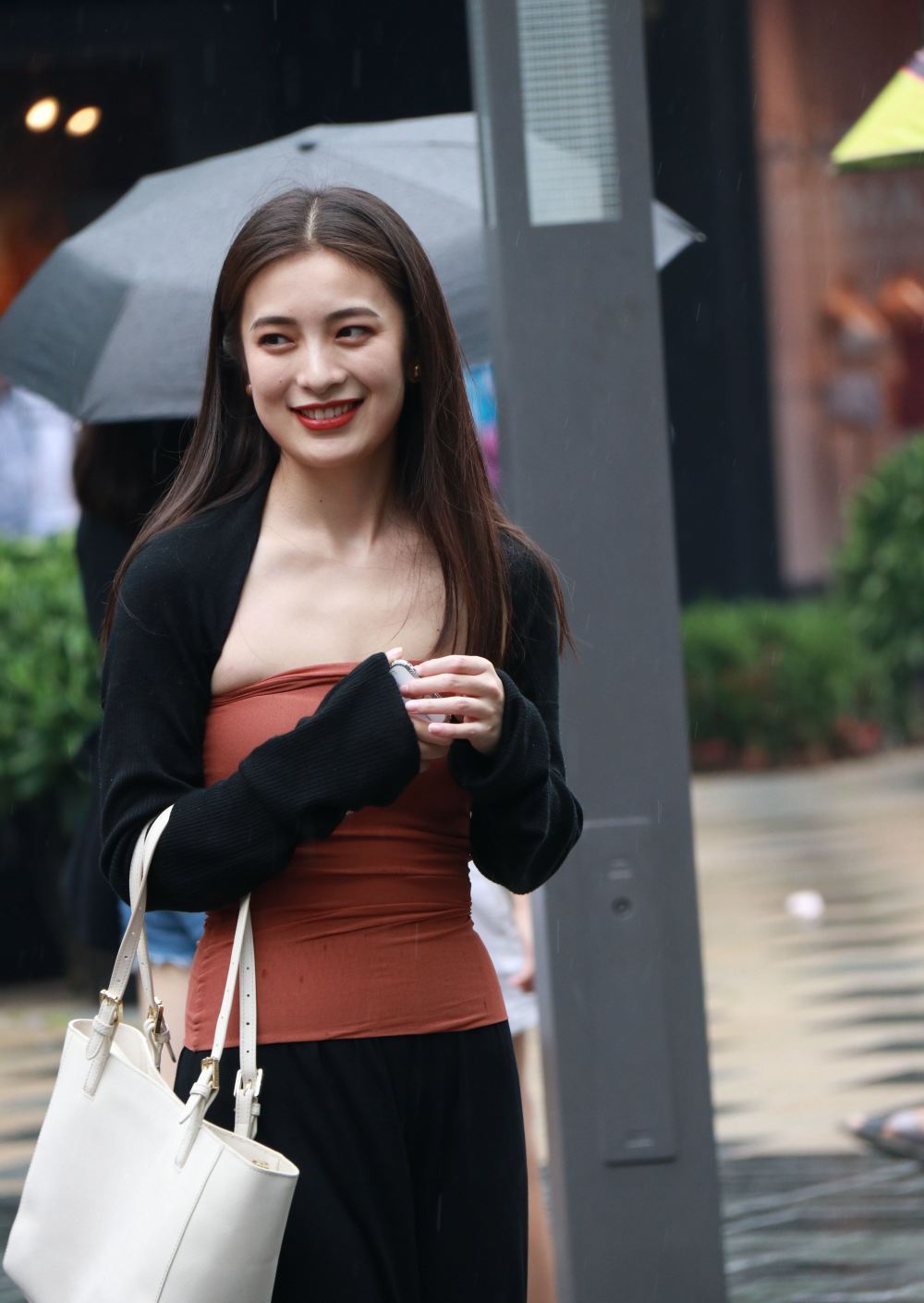 街拍：穿着清新又唯美小姐姐，打扮带着优雅的气息！