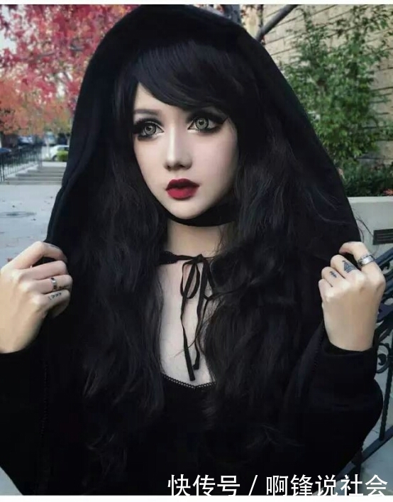 女孩出门化妆后特别像芭比娃娃，素颜长成这样子