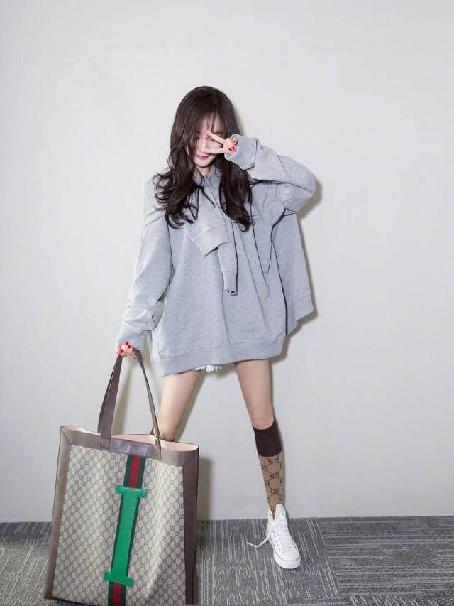 江疏影也穿起了运动风，搭配一双长筒袜，这长腿堪比杨幂啊！